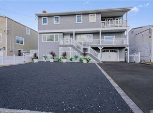 27 Gibbs Rd, Amity Harbor, NY 11701