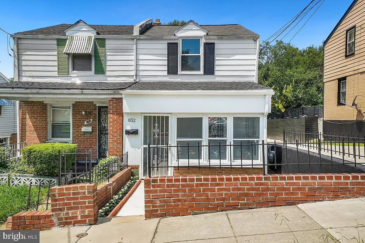852 52nd St NE photo 1