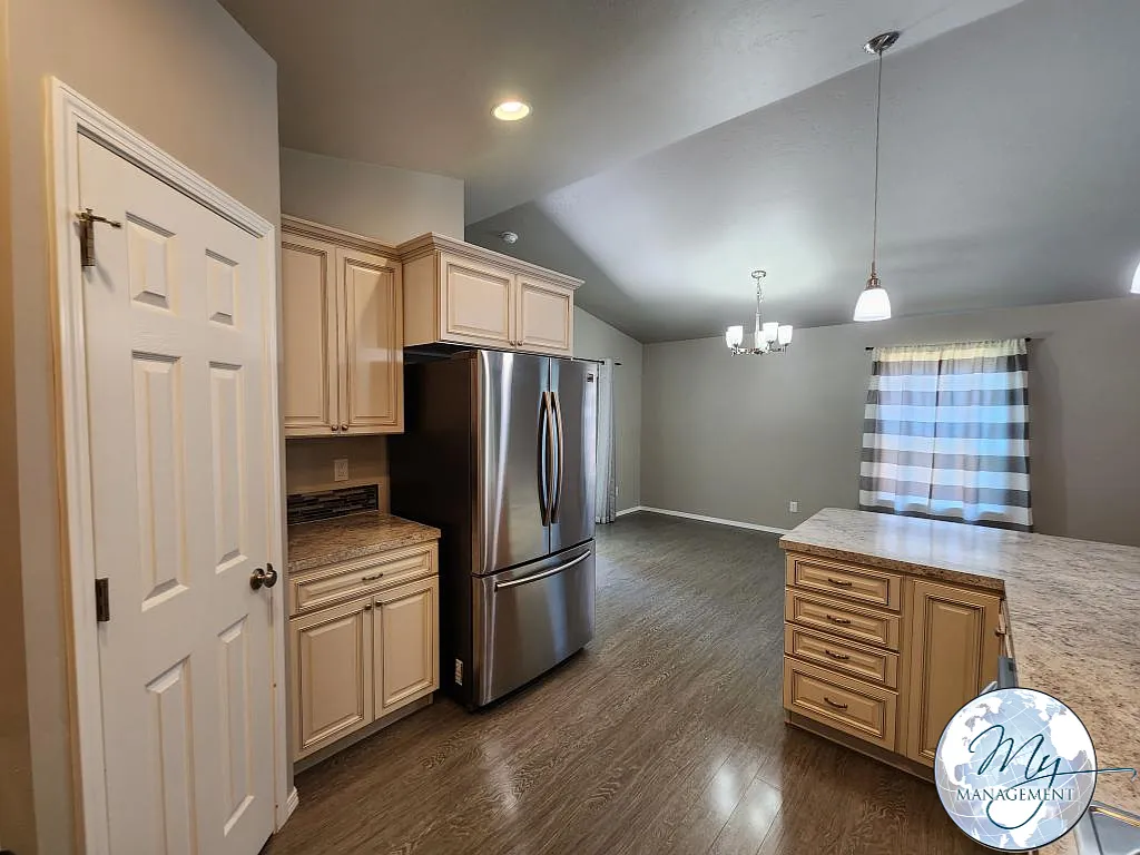 $2000 | 3-bed 2-bath House |807 E Ave A, Jerome ID — Photo 3