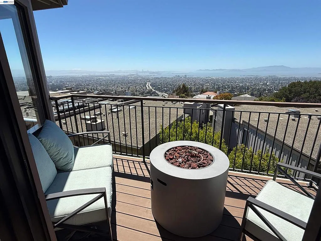 2 bed, 3.0 bath, 2623 sqft, $7,500 — Photo 2