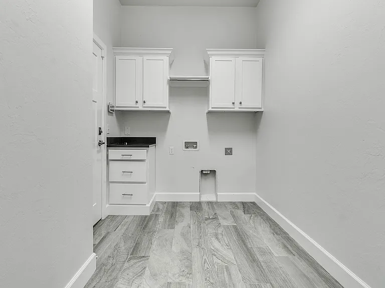 5616 Saint James Pl — Photo 32