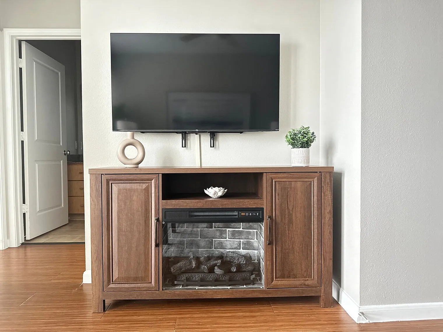 2 bed, 1.0 bath, $5,413 — Photo 2