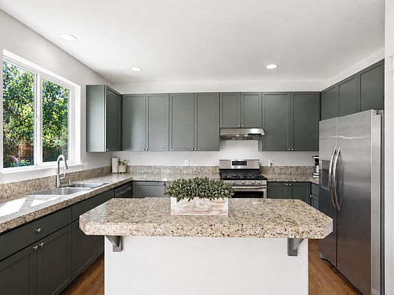 3rd image of 5609 NE 66th Cir