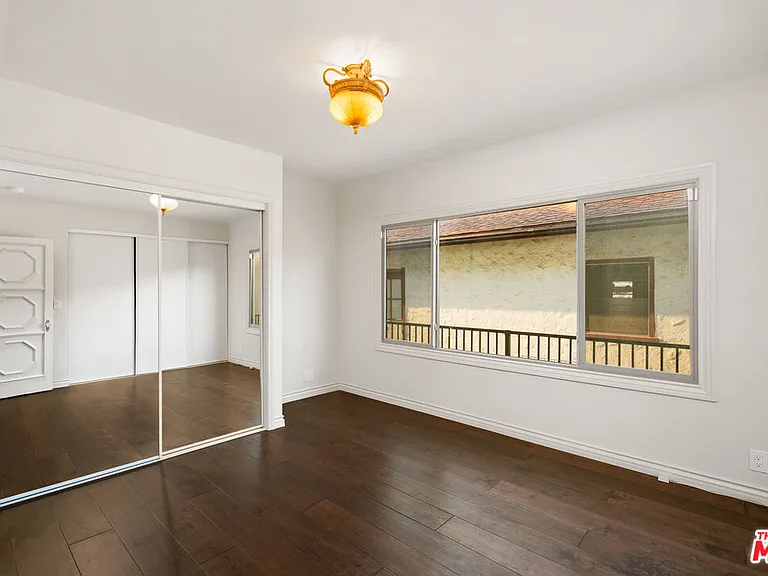 422 S Clark Dr — Photo 13