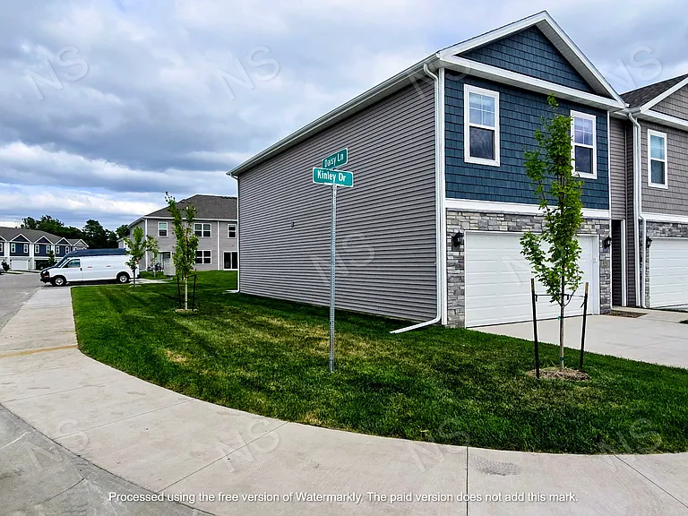 523 Kinley Dr — Photo 3