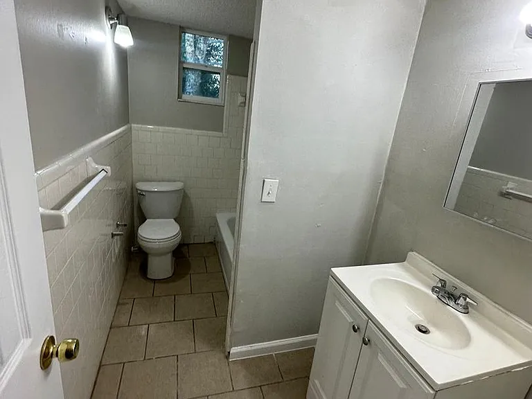 2851 Sophia St — Photo 40