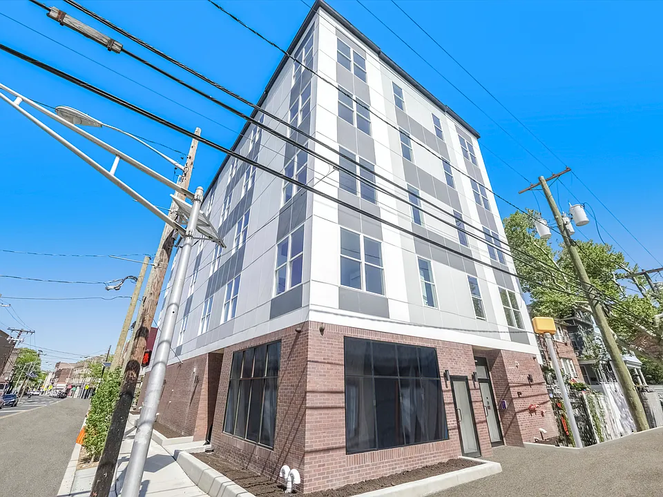 32 McAdoo Ave #401