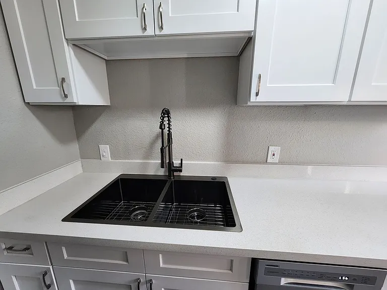 Florence Apartments — Photo 35