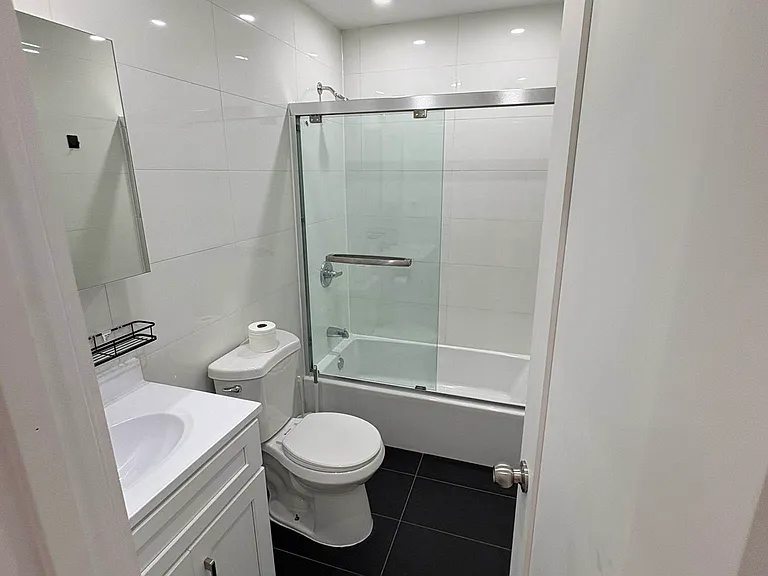1821 Madison St #6 — Photo 4