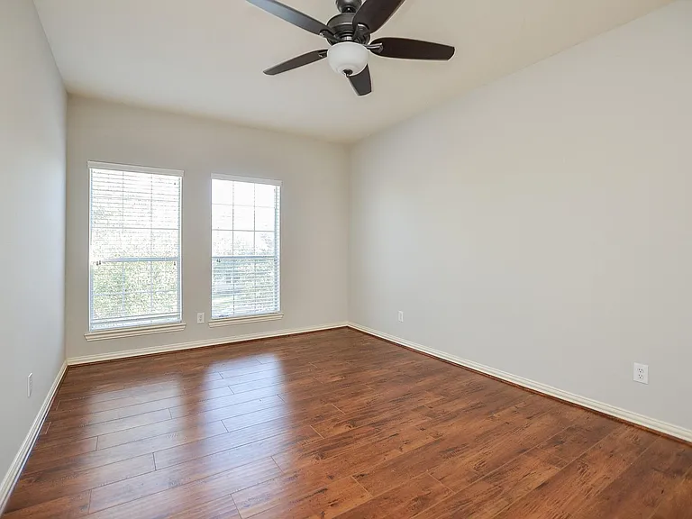 4315 Village Forest Dr — Photo 35