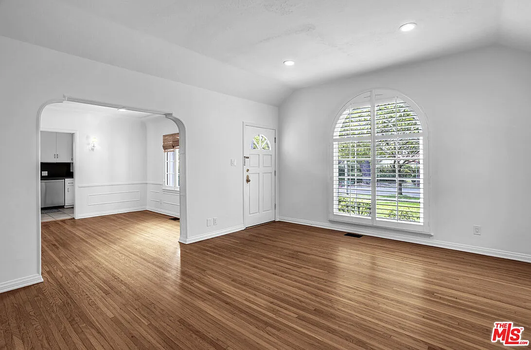 3 bed, 2.5 bath, 1556 sqft, $10,500 — Photo 3