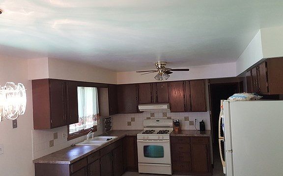 2nd image of 2915 Carriage Ln