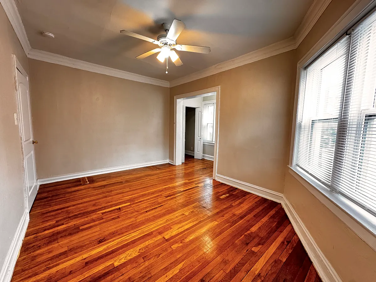 Building Photo - 7737 N Sheridan Rd #2
