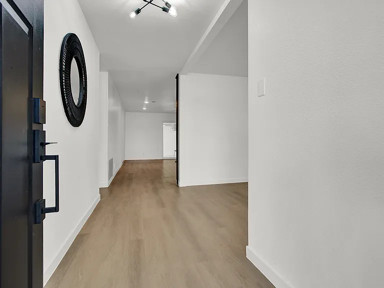 2910 W Crawford St — Photo 4