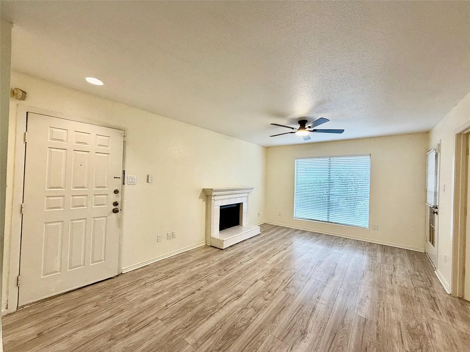 2 bed, 1.5 bath, 700 sqft, $1,000 — Photo 4