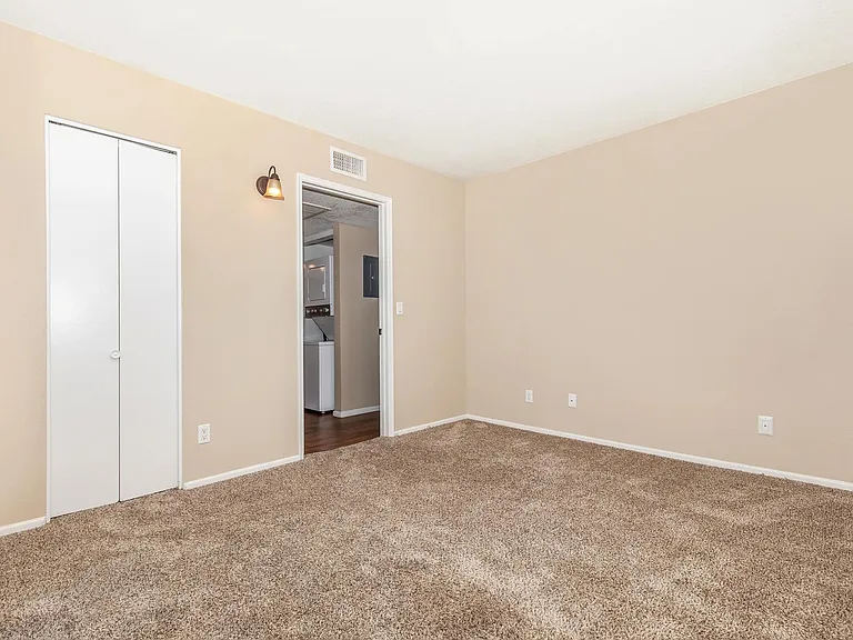 Broadway Proper Apartment ** One Month Free**W/D Included — Photo 18