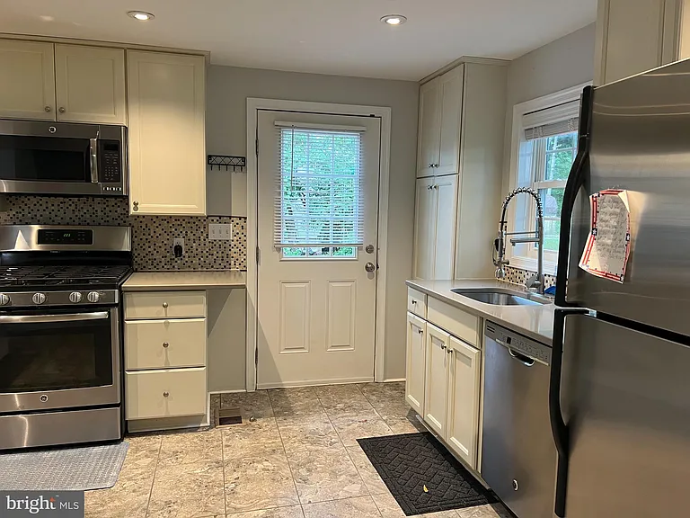39 Van Leer Ave — Photo 15