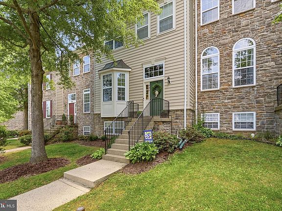 3rd image of 405 Leeds Ridge Ct