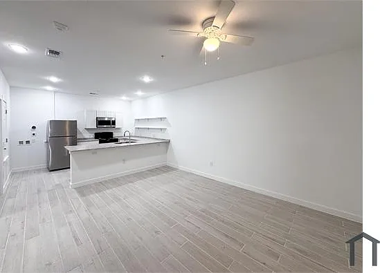 1503 E Southcross Blvd — Photo 10