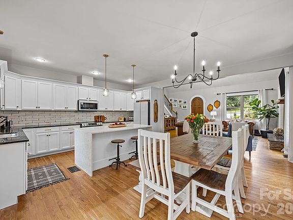 3rd image of 18 Oak Springs Dr