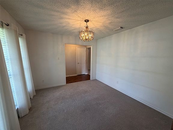 5th image of 910 Village Green Dr