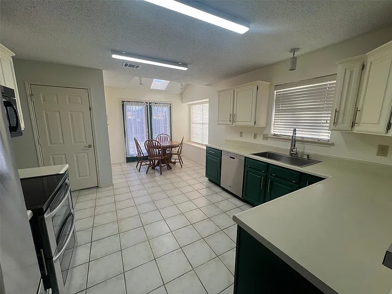 825 Ashford Dr — Photo 9