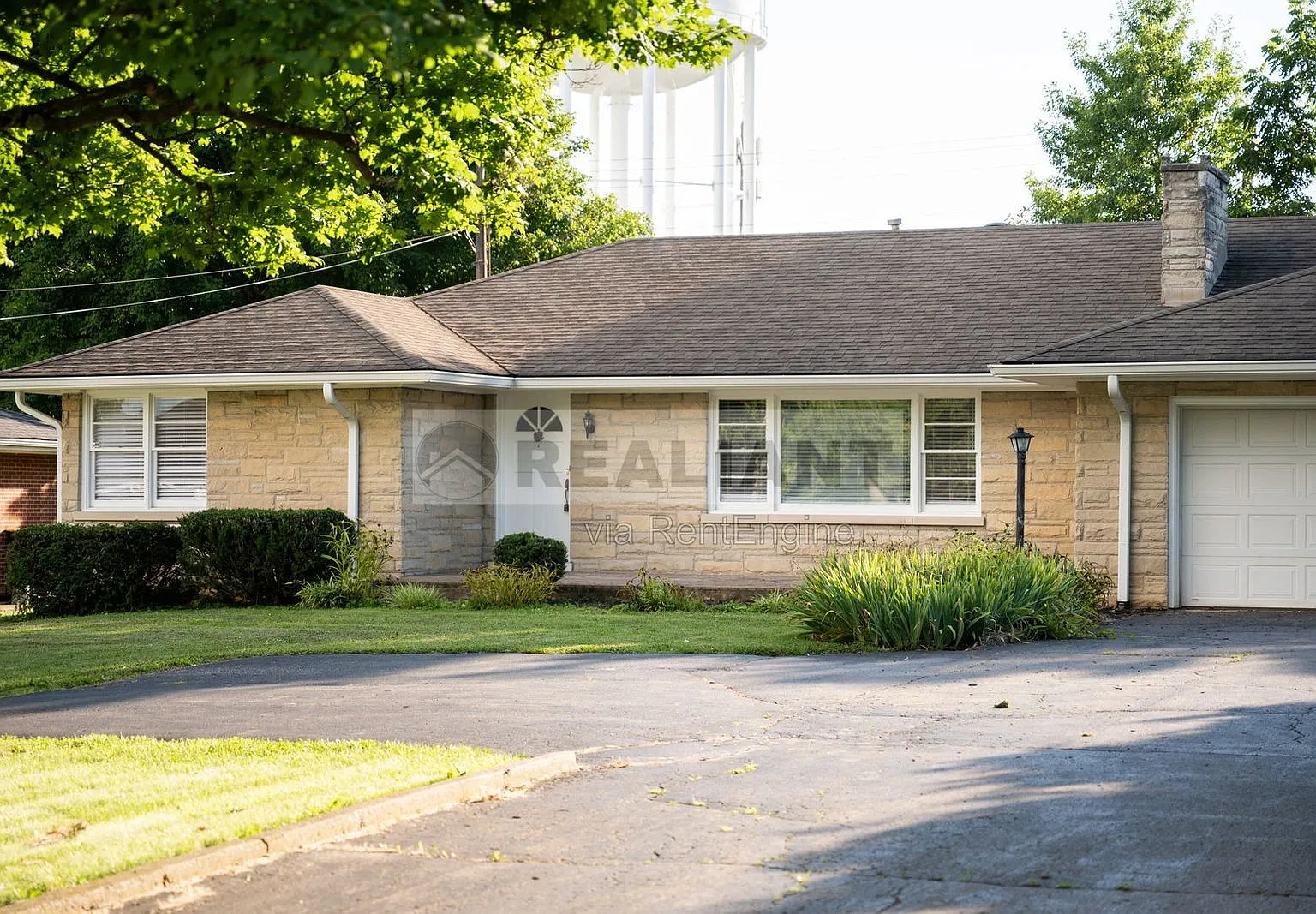3 bed, 1.5 bath, 1600 sqft, $2,195 — Photo 1