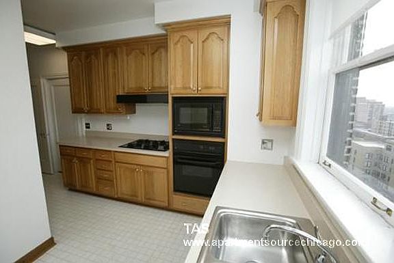 3rd image of 424 Dnp W Melrose St #11B