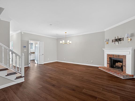 4th image of 926 Albany Ct