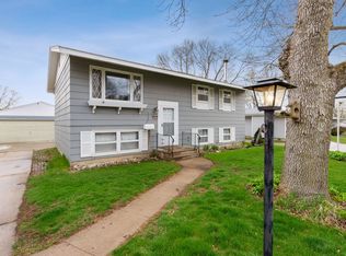 1045 Westview Dr, Marion, IA 52302