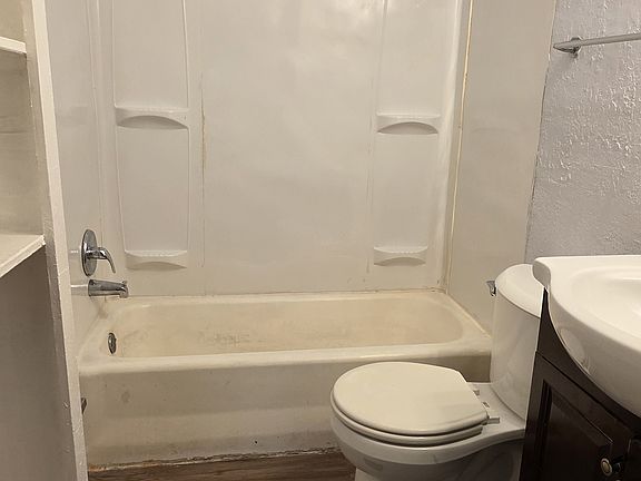 5th image of 112 Bellerive Blvd #D