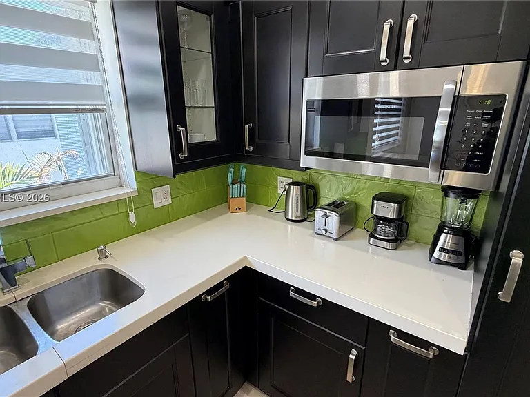 10004 E Bay Harbor Dr #8 — Photo 5