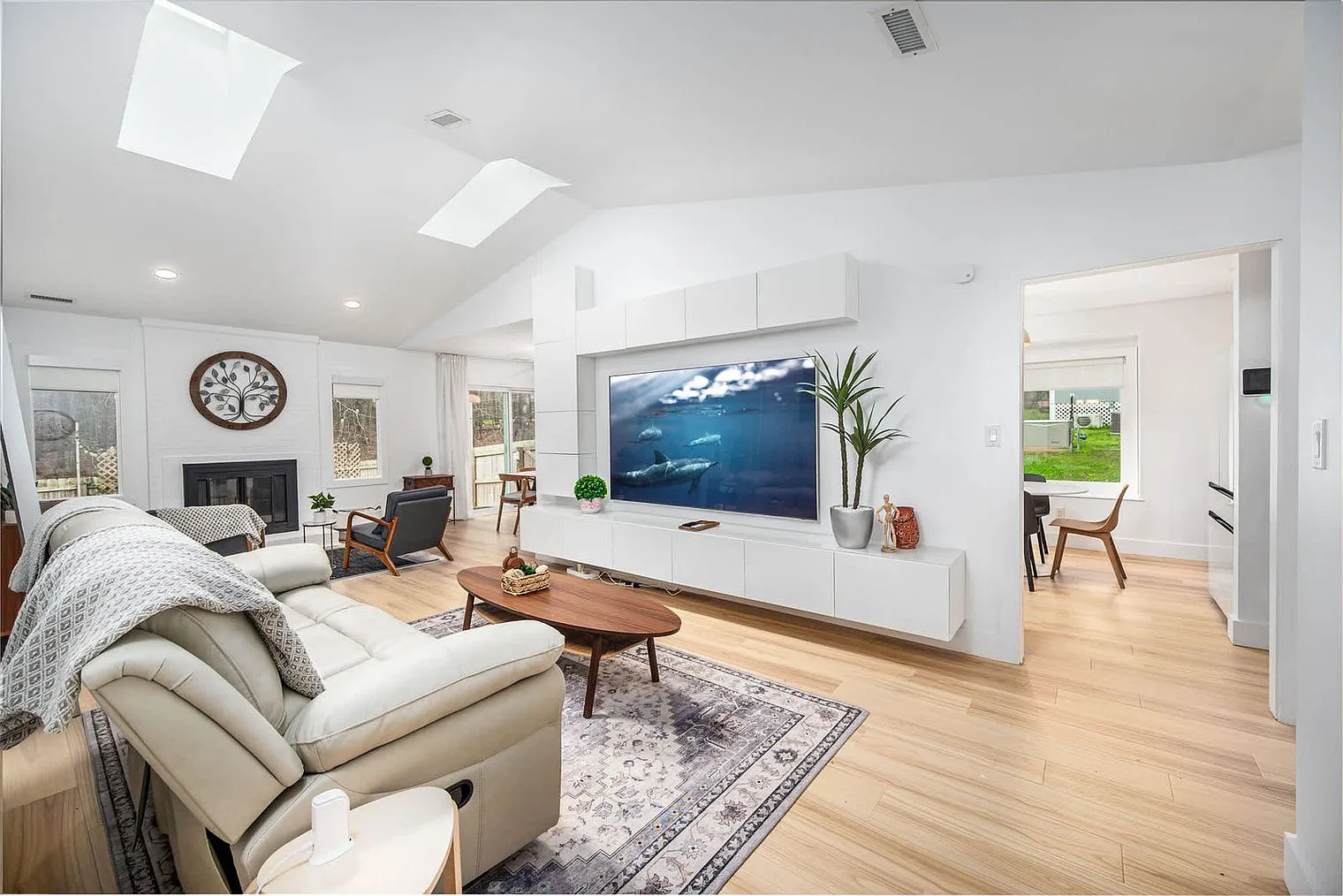 3 bed, 2.0 bath, 1453 sqft, $6,139 — Photo 2