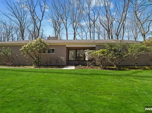 16 Cypress Peak Ln, Montvale, NJ 07645