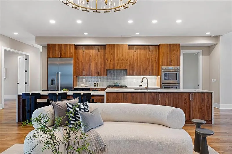 6 bed, 6.0 bath, 6220 sqft, $12,000 — Photo 2