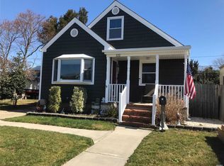 122 Deauville Pkwy, Lindenhurst, NY 11757