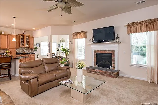 3 bed, 2112 sqft, $2,395 — Photo 4