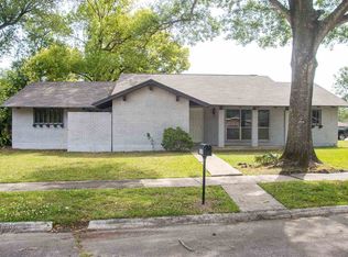 1930 Camelot St, Orange, TX 77630