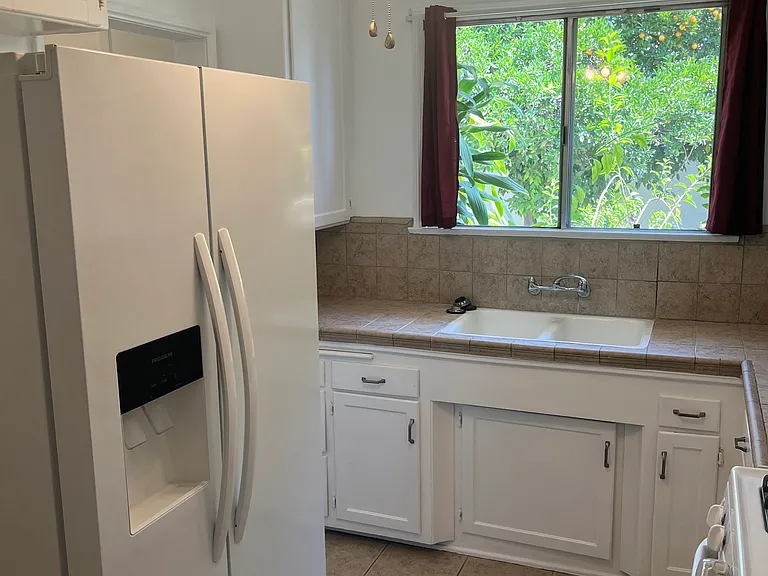 492 N Hollywood Way — Photo 5