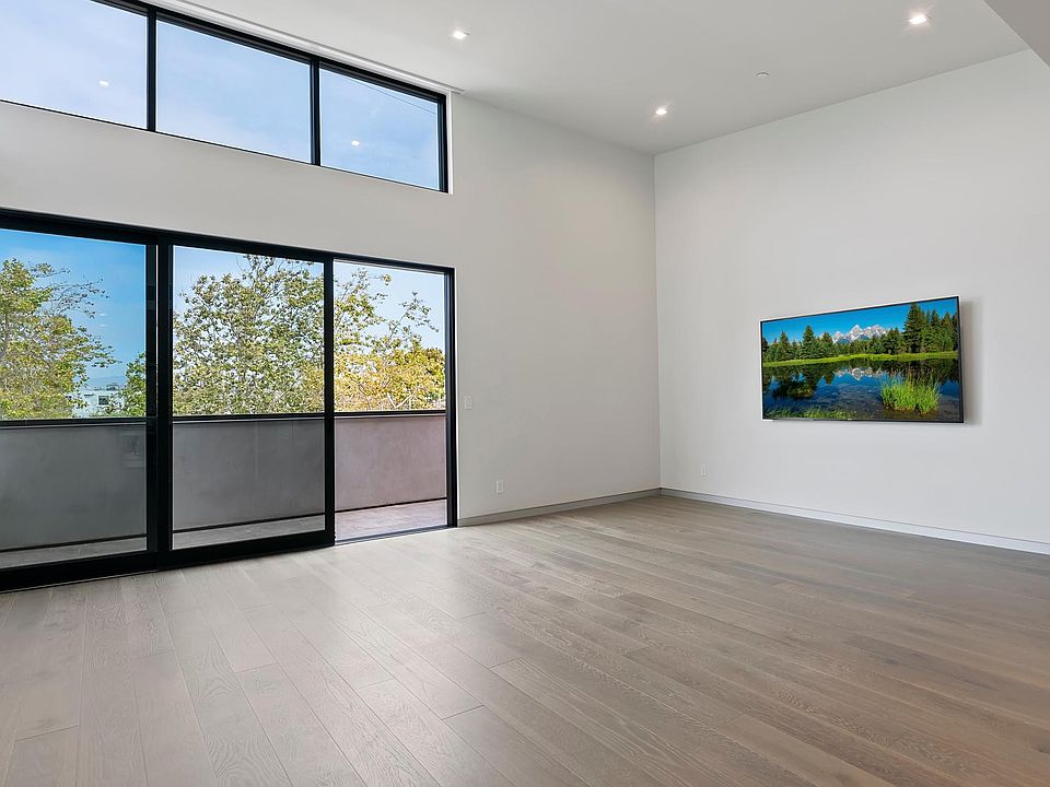 1st image of 460 S Venice Blvd