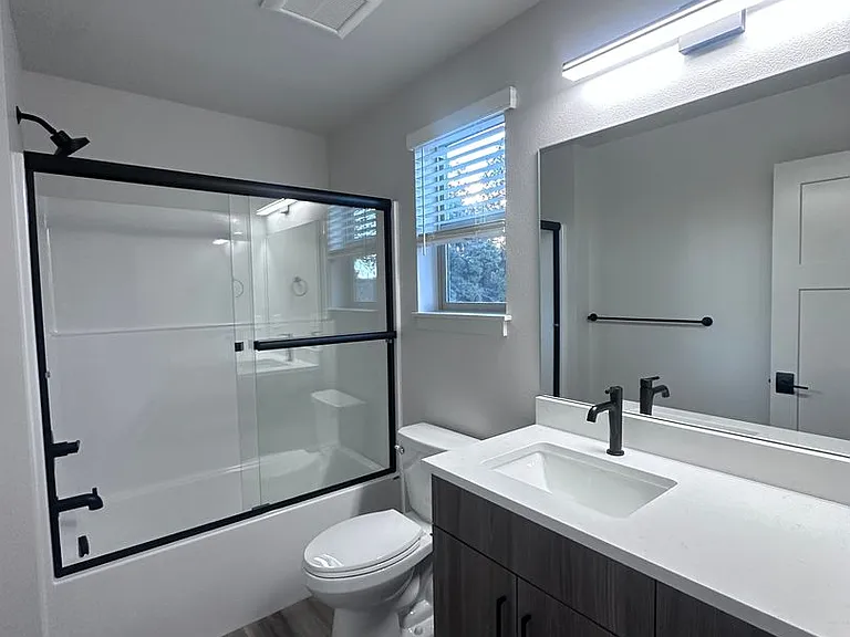 823 SE 5th St #4 — Photo 12
