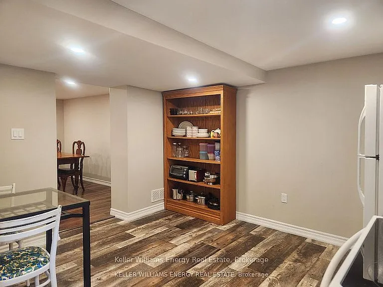 737 Law St #LOWER — Photo 10