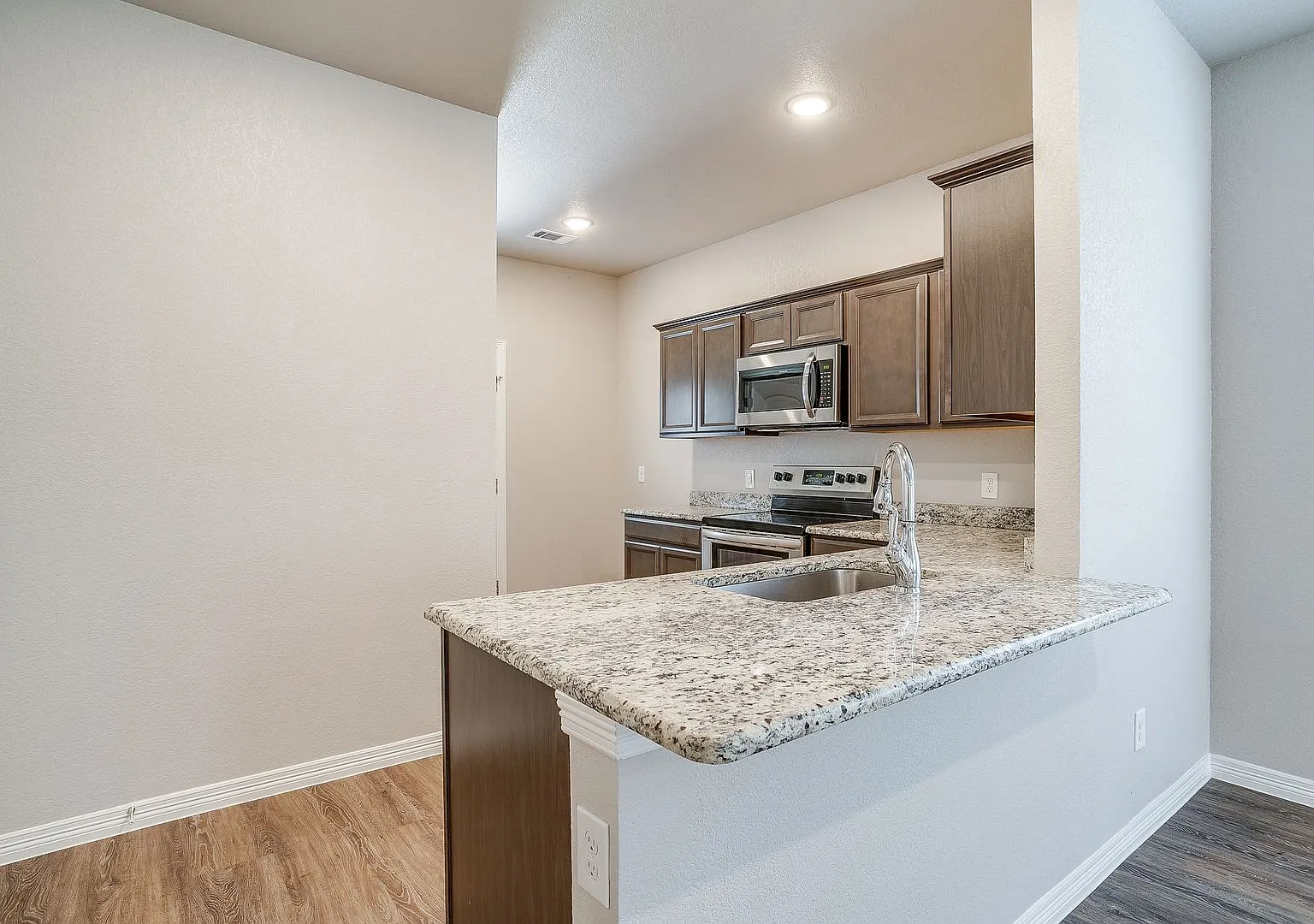 Beautiful home located on corner lot — Photo 4