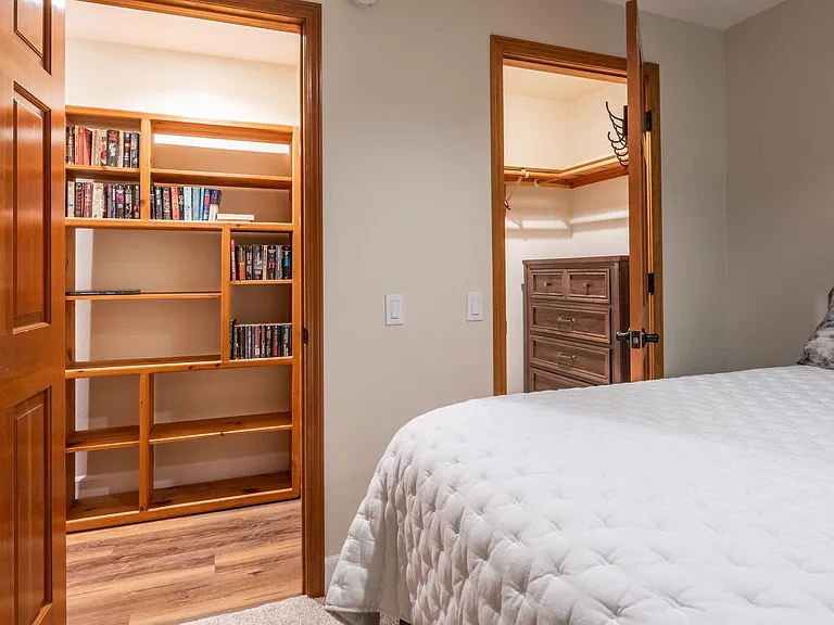 Extra storage in the 2nd bedroom
