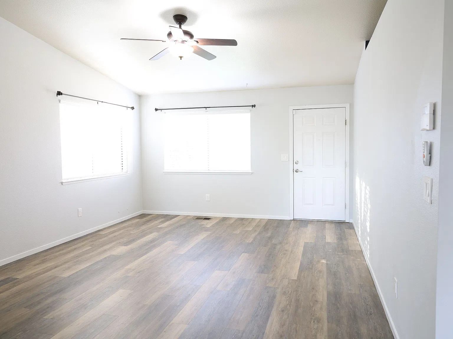 3 bed, 2.0 bath, 1304 sqft, $2,400 — Photo 3