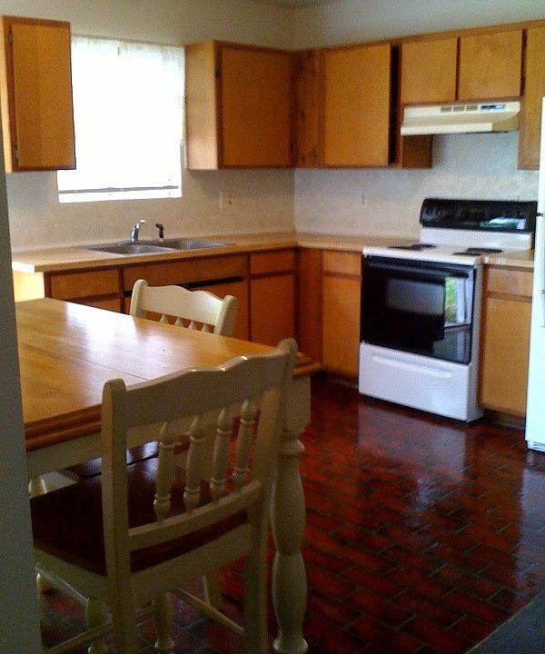 2nd image of 221 Wynne Rd