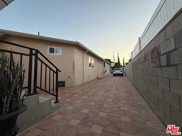 6530 Varna Ave — Photo 25
