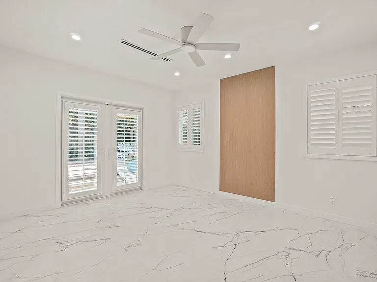 4230 Van Nuys Blvd — Photo 32