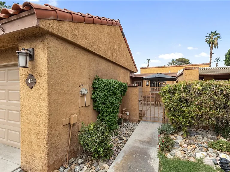 44 Malaga Dr — Photo 5