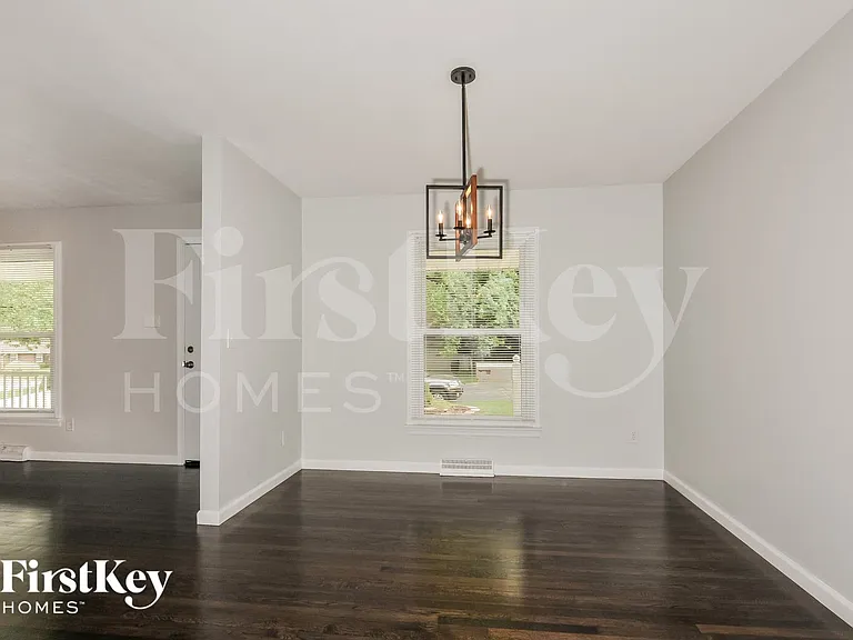 305 Elmhurst Dr — Photo 5